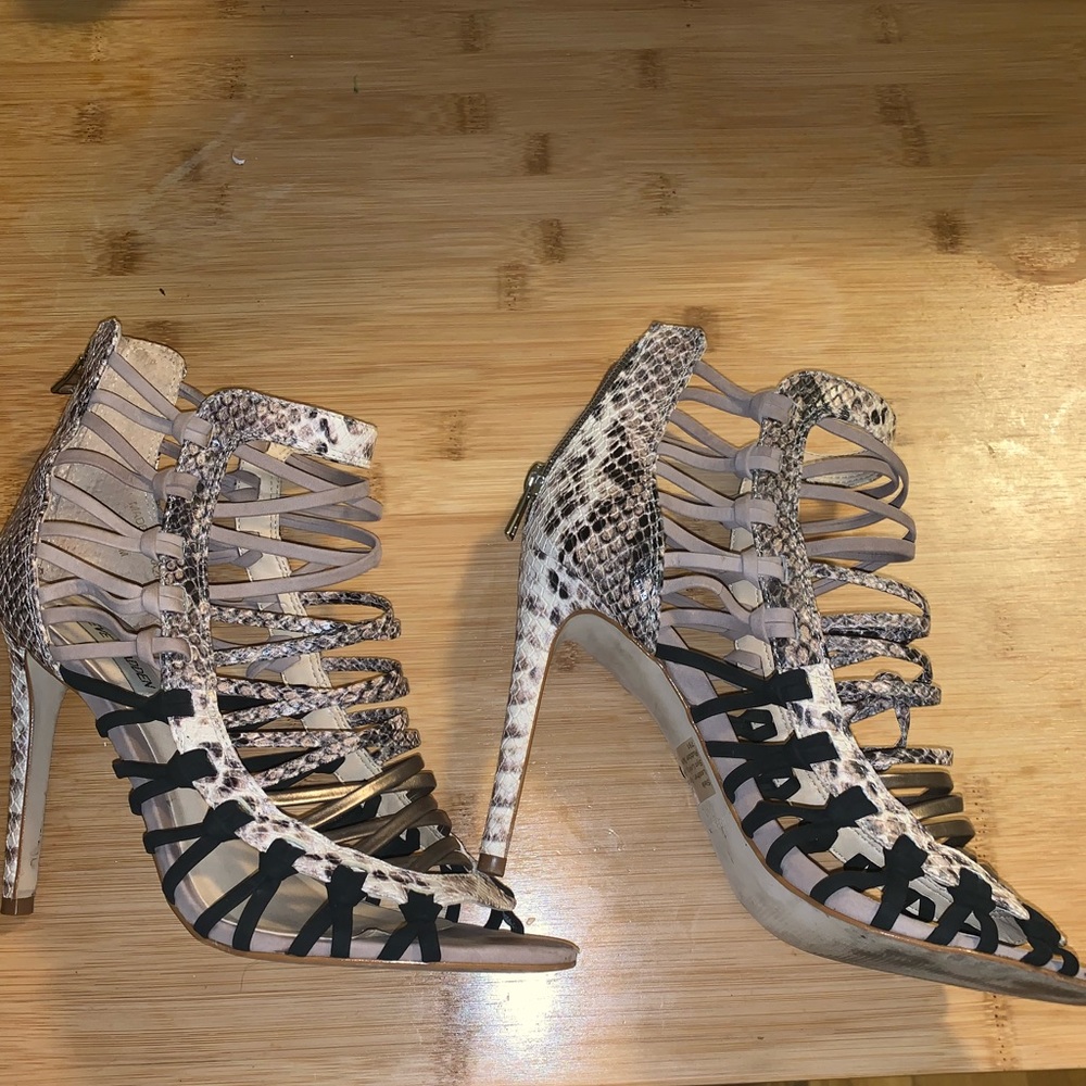 Sz8.5 Steve Madden snake print sandal